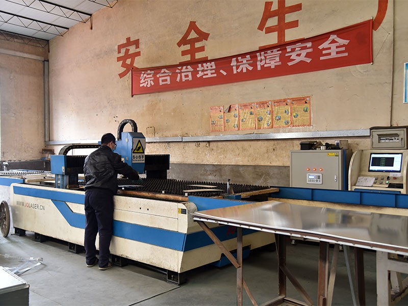 Laser cutting machine