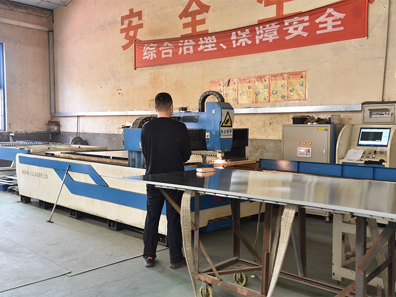 Laser cutting machine